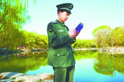 甘相偉在未名湖畔。